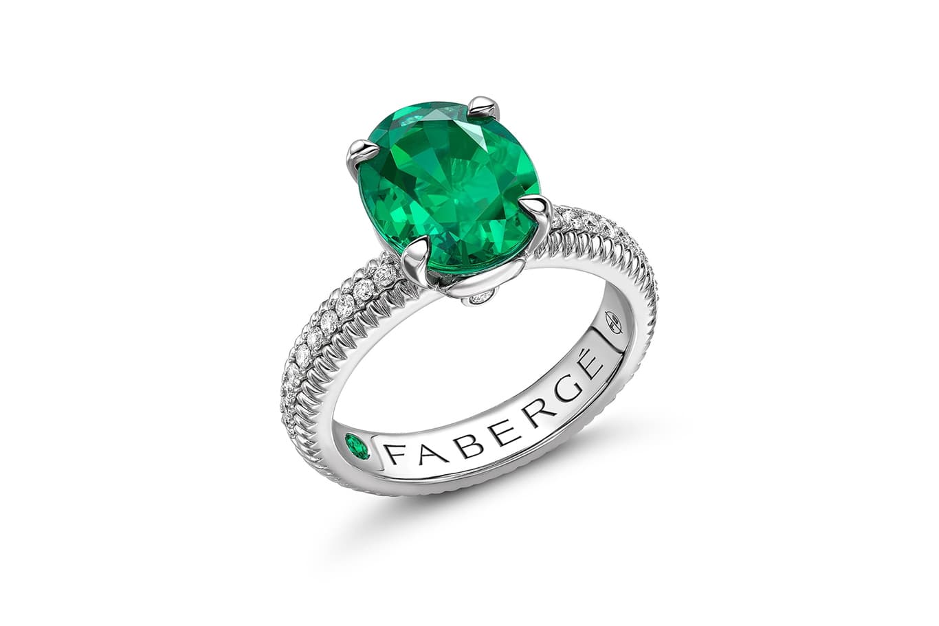  Fabergé Fluted ring in white gold with a Zambian emerald