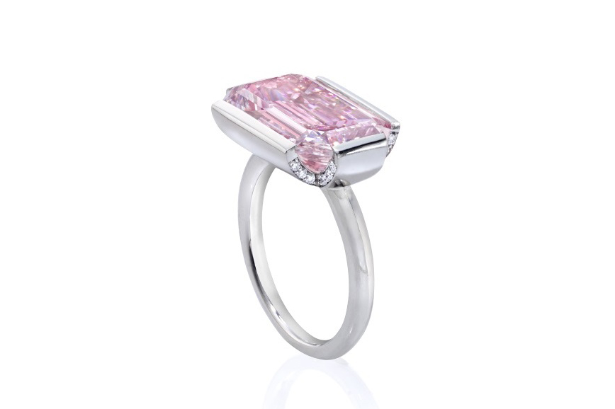  Sotheby's Diamonds ring by Joseph Ramsay with a 7 cts Fancy intense Purplish Pink Internally Flawless diamond