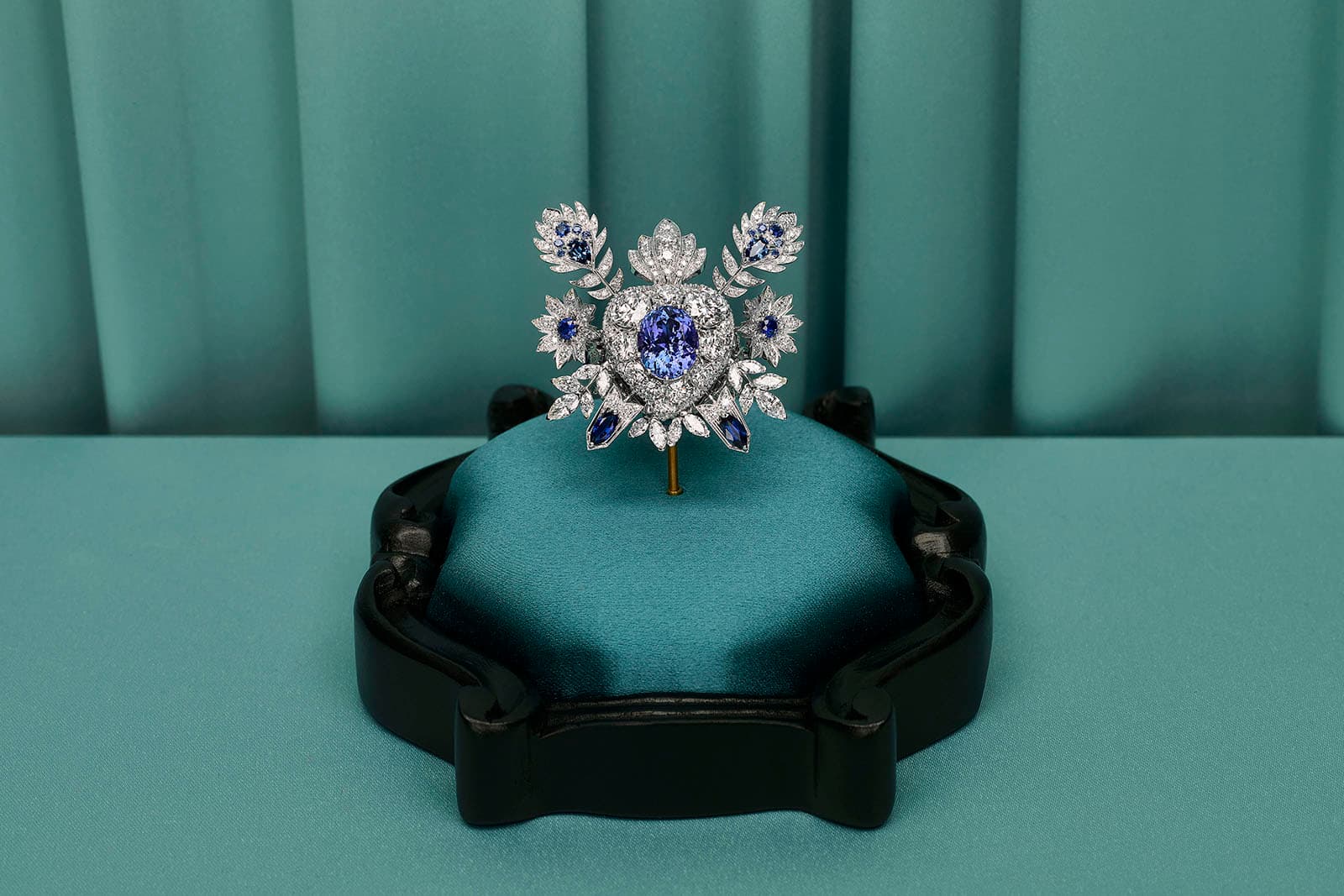  Gucci 'Hortus Deliciarum' collection 'Eternal Love' brooch with tanzanite, sapphires and diamonds in white gold