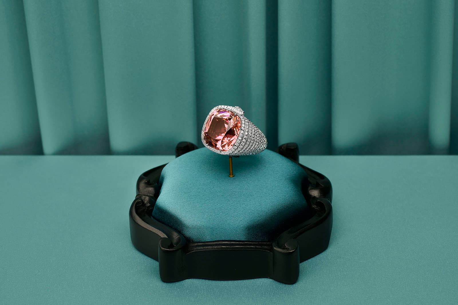  Gucci 'Hortus Deliciarum' collection 'Solitaire' cocktail ring with Imperial topaz and diamonds in white gold