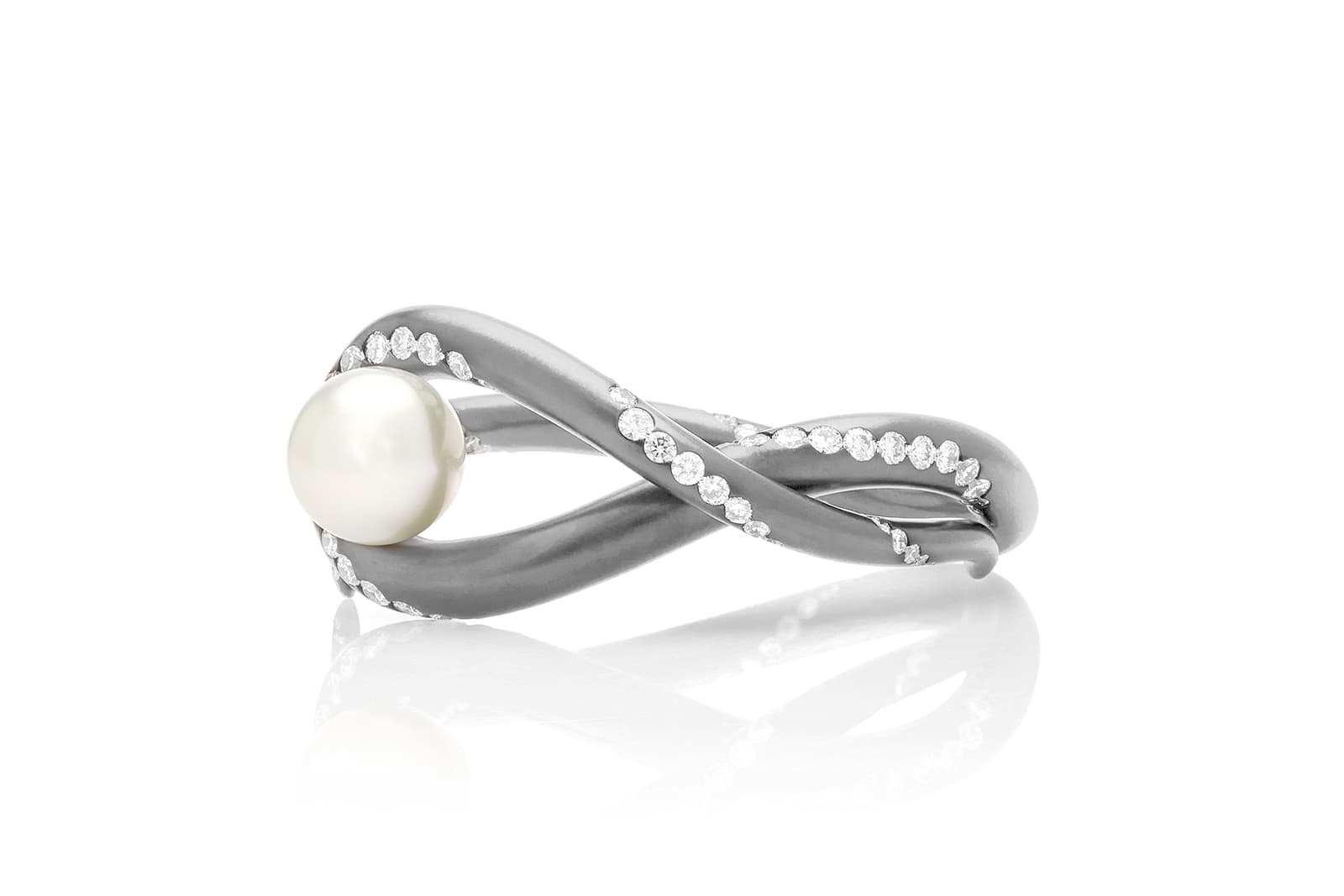  Mr. Lieou pearl bracelet with diamonds