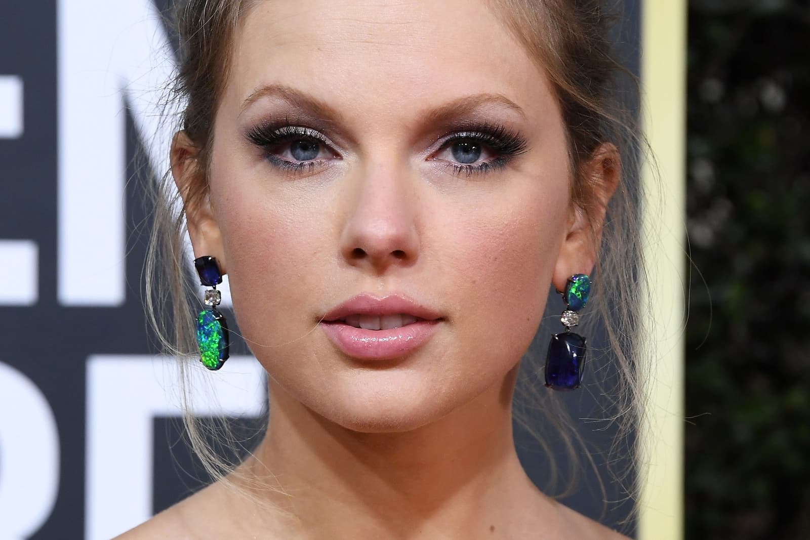  Taylor Swift wearing Lorraine Schwartz earrings with Australian black opals, diamonds and sapphires