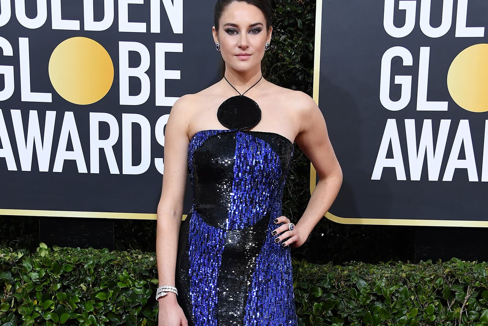  Shailene Woodley wearing Bulgari High Jewellery earrings with sapphires and diamonds, a ring with sapphires and diamonds, and Serpenti diamond bracelet
