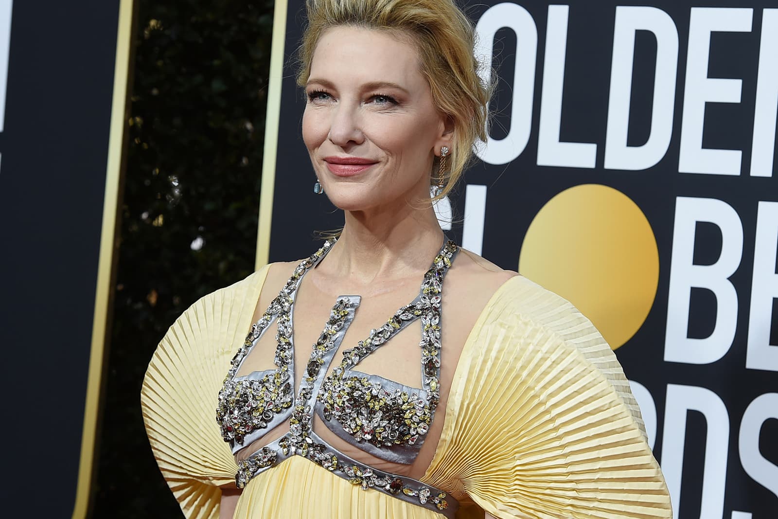  Cate Blanchett wearing Pomellato Bahia bracelet with aquamarine and diamonds in white gold and Nudo earrings with blue topaz and diamonds in yellow gold