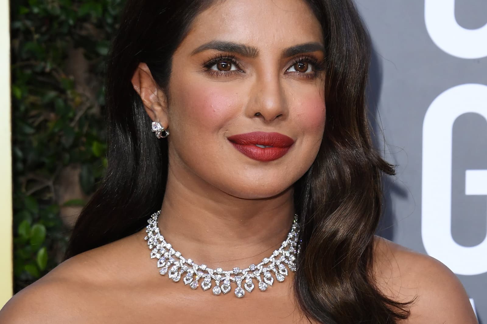  Priyanka Chopra Jonas wearing Bulgari High Jewellery necklace with over 56ct of diamonds and earrings with diamonds, both in platinum 