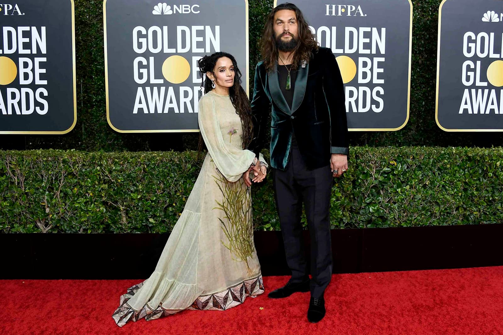 Lisa Bonet и серьги Fernando Jorge с халцедонами и бриллиантами; Jason Momoa и брошь Cartier из белого золота с ониксом, бриллиантами и изумрудами, часы 46mm Ballon Bleu de Cartier из розового золота, а также его собственные кулон и кольца