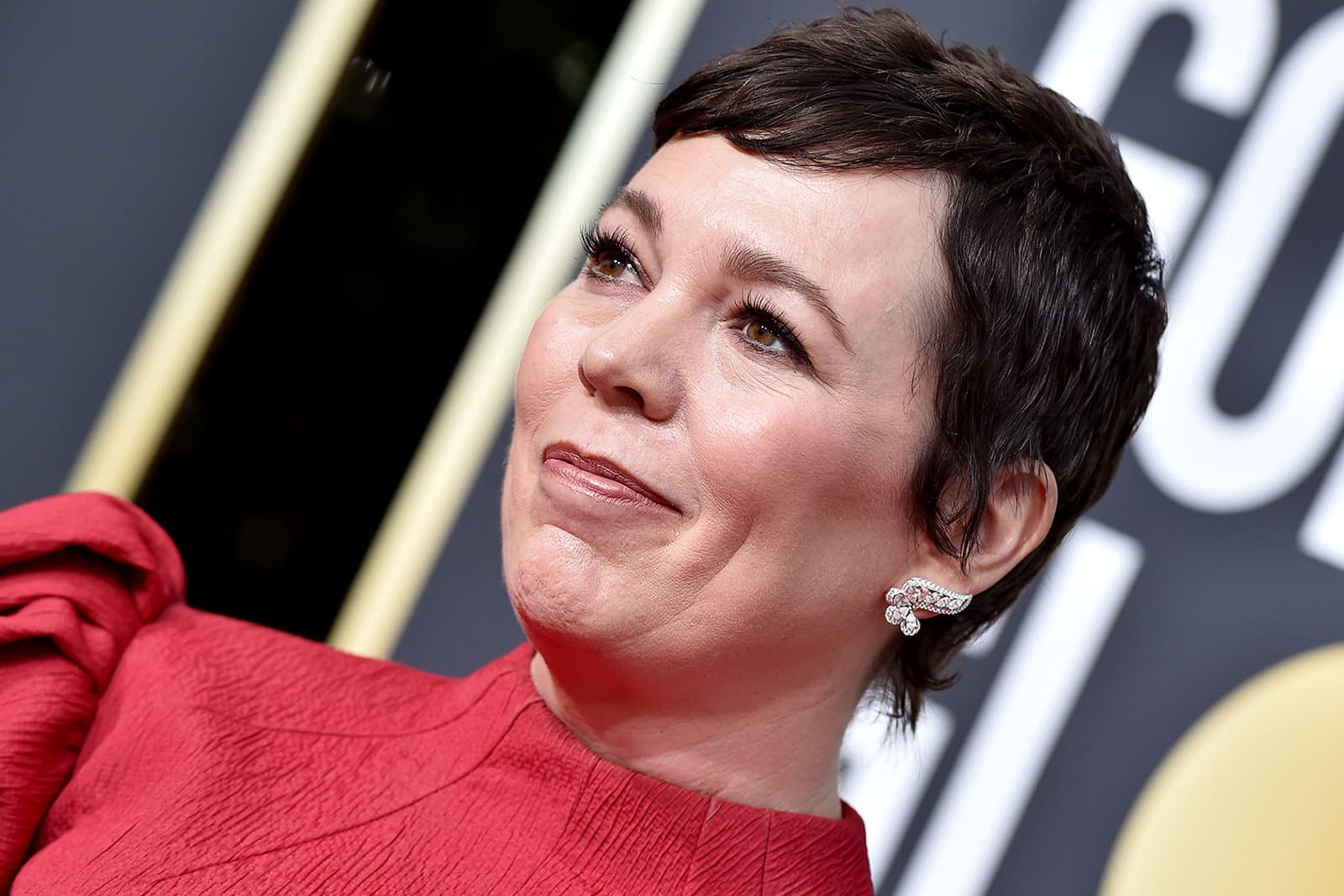  Olivia Coleman wearing Chopard Precious Lace collection earrings with diamonds in white gold