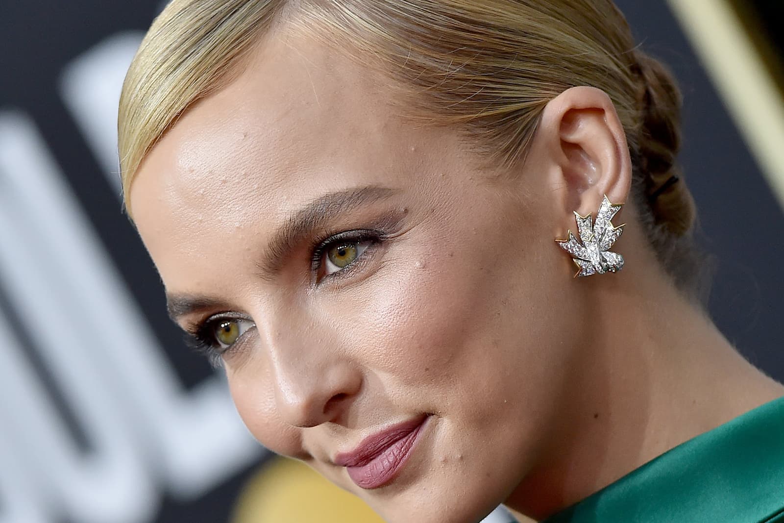  Jodie Comer wearing Tiffany&Co. Schlumberger Ribbon earrings with diamonds in yellow gold and platinum 