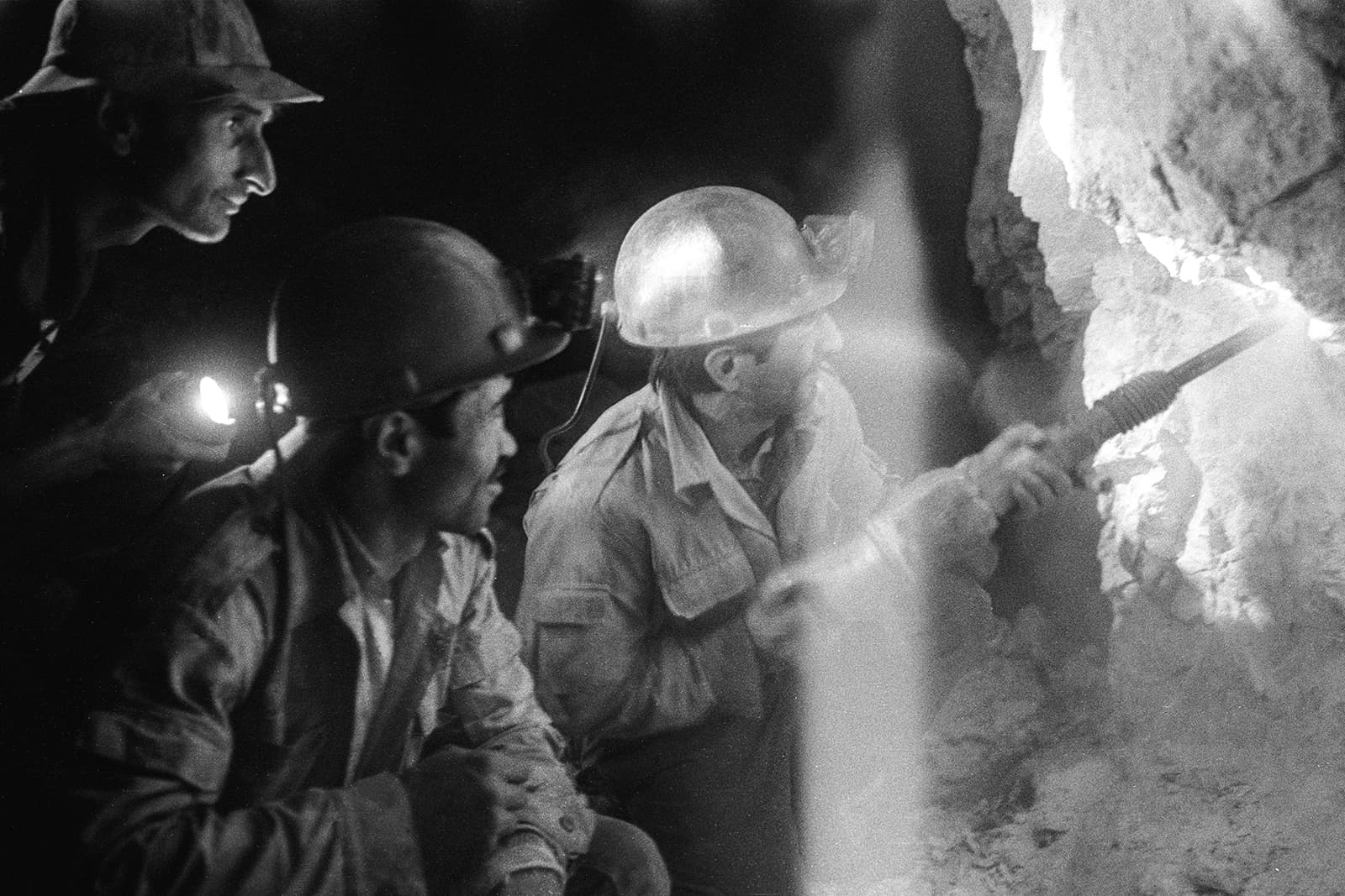 Vladyslav Y. Yavorskyy image of spinel miners