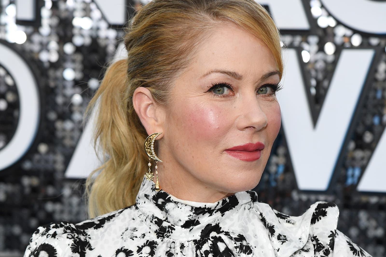  Christina Applegate wearing Azza Fahmy asymmetrical earrings with diamonds, sapphires and emeralds in yellow gold