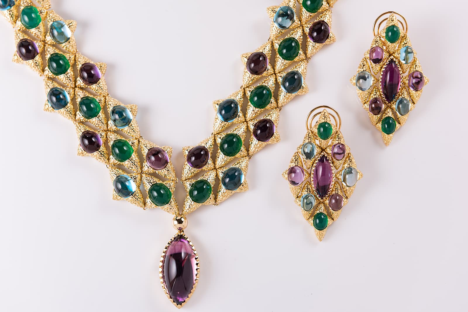  WITR Jewellery necklace and earrings with amethyst, emerald and topaz in yellow gold