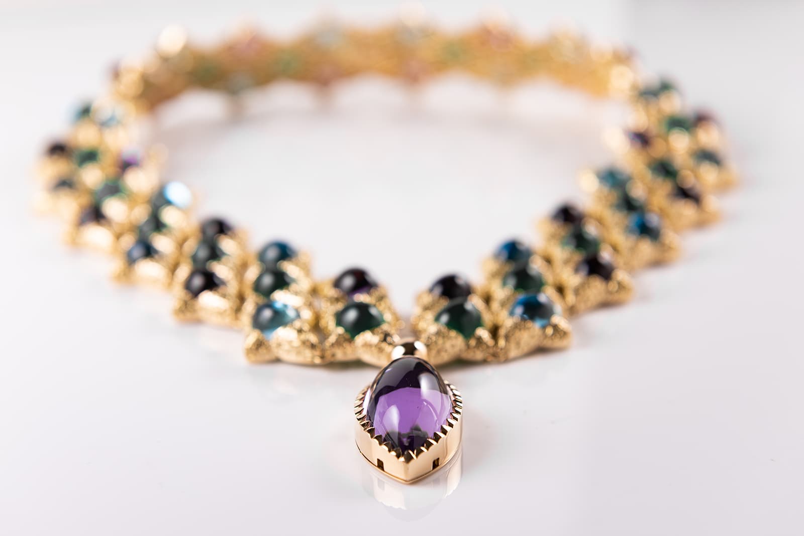  WITR Jewellery necklace with amethyst, emerald and topaz in yellow gold