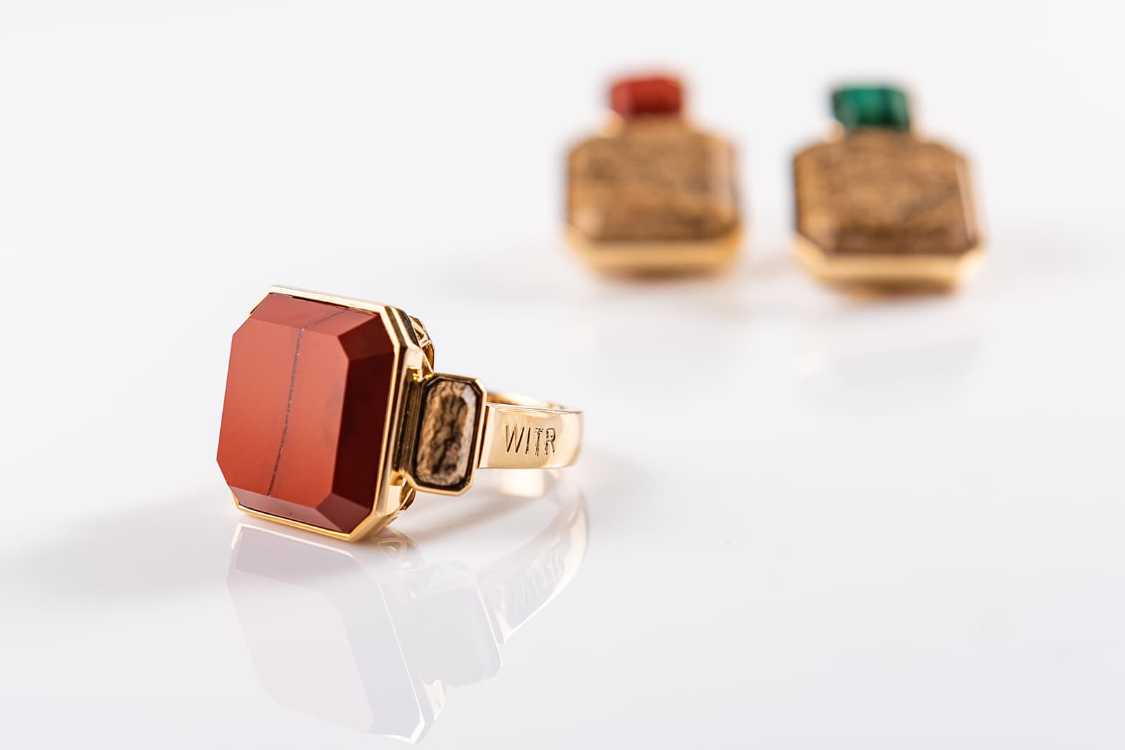  WITR Jewellery ring and earrings with malachite, carnelian and jasper in yellow gold