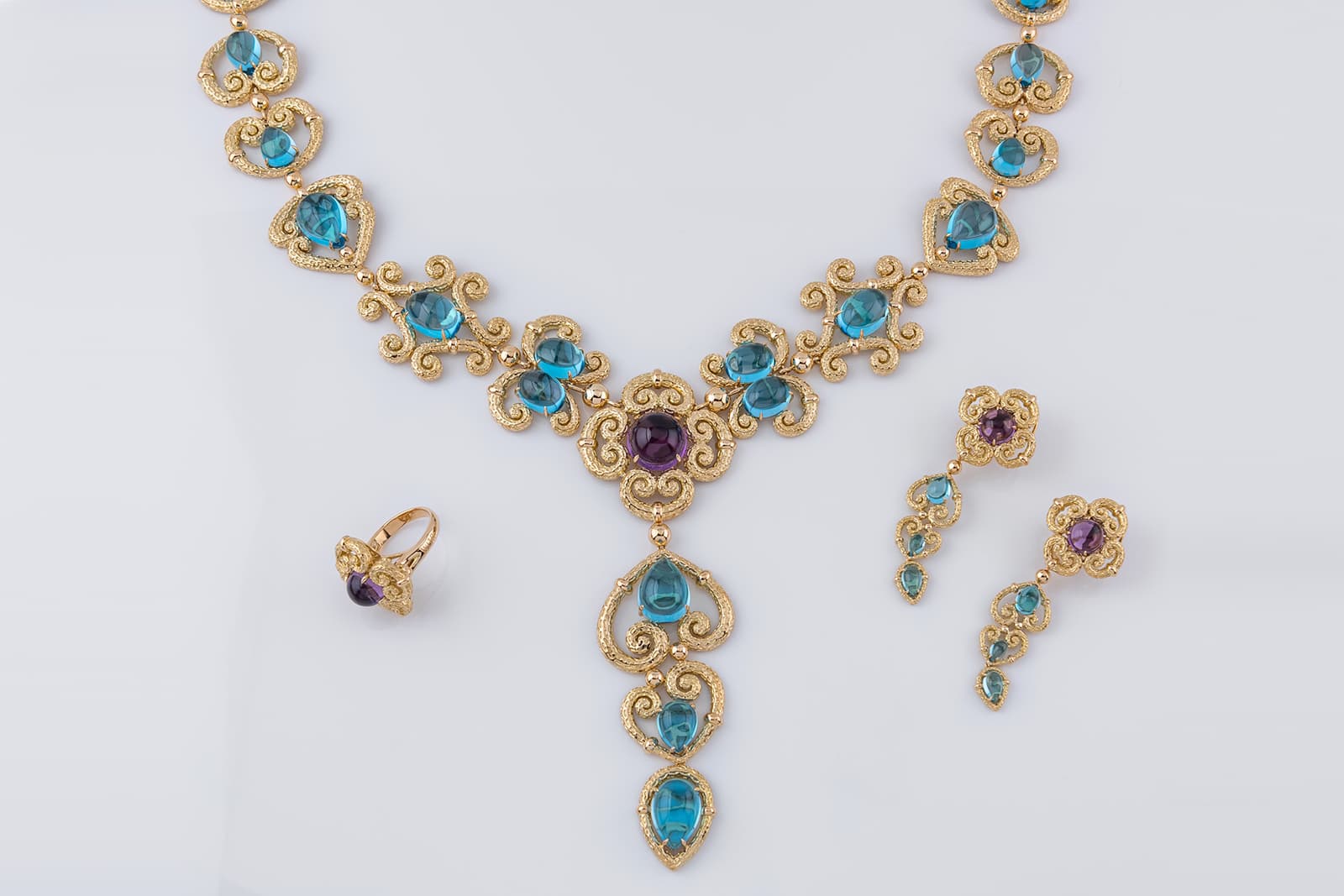 WITR Jewellery suite with amethyst and topaz in yellow gold