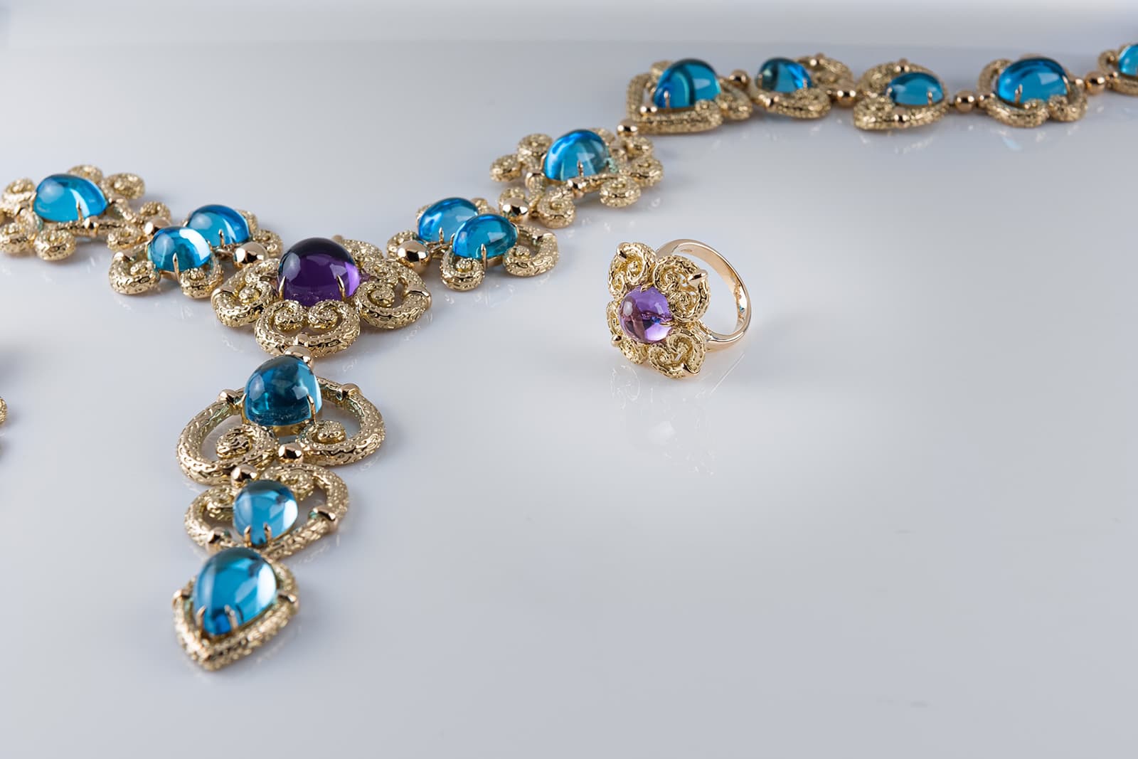  WITR Jewellery suite with amethyst and topaz in yellow gold