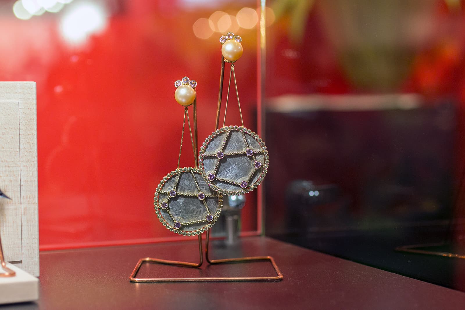 Brumme Design earrings with iron meteorite, Malaia garnets and Kasumigaura pearls in yellow gold