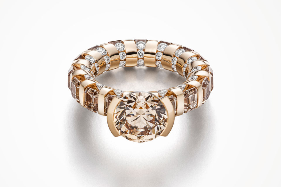  Schaffrath Paradoxal ring with colourless and champagne diamonds in rose gold