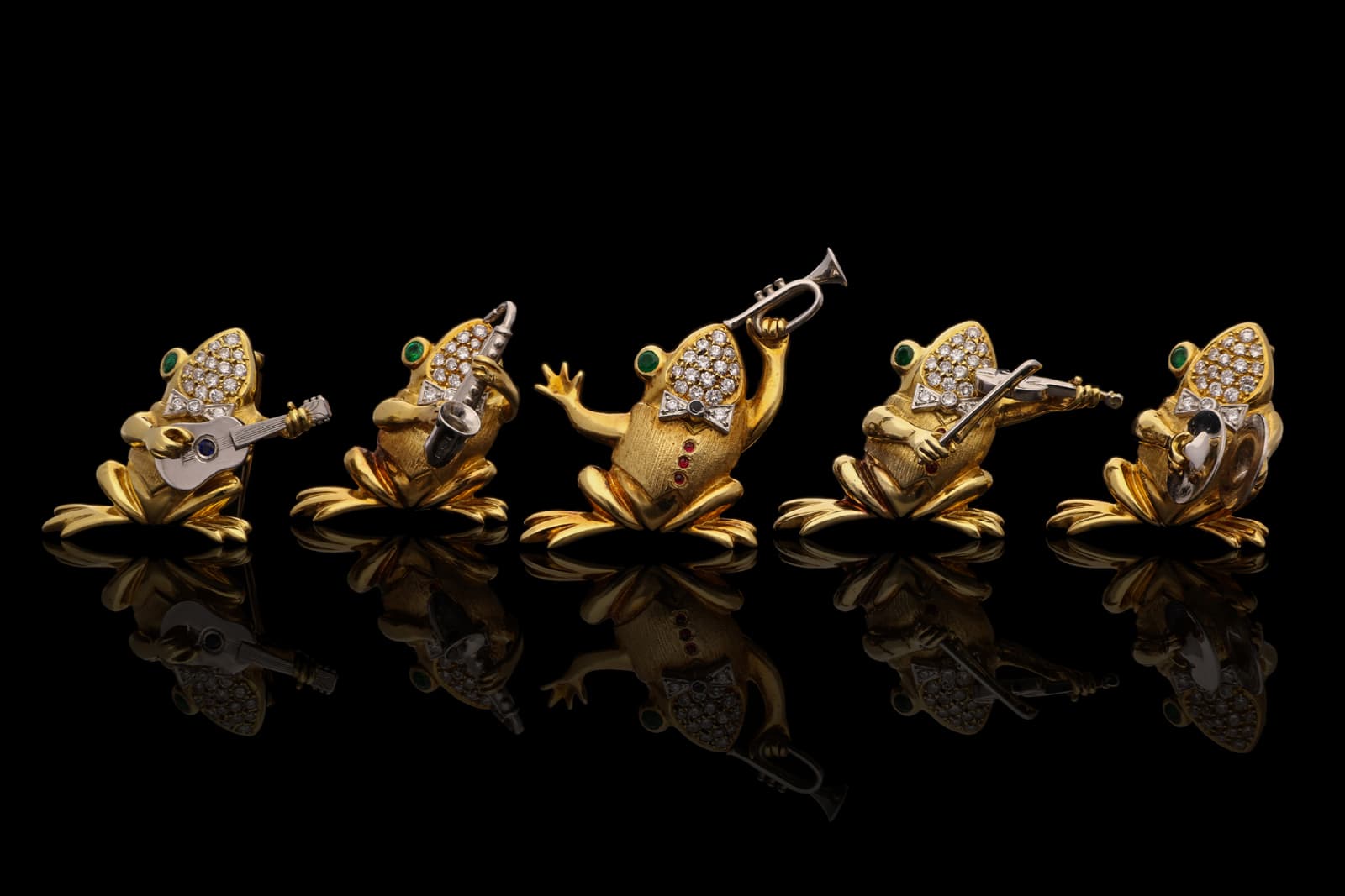  Offered by Hancocks London, E. Wolfe set of frog brooches with diamonds, emeralds, sapphires and rubies in yellow and white gold