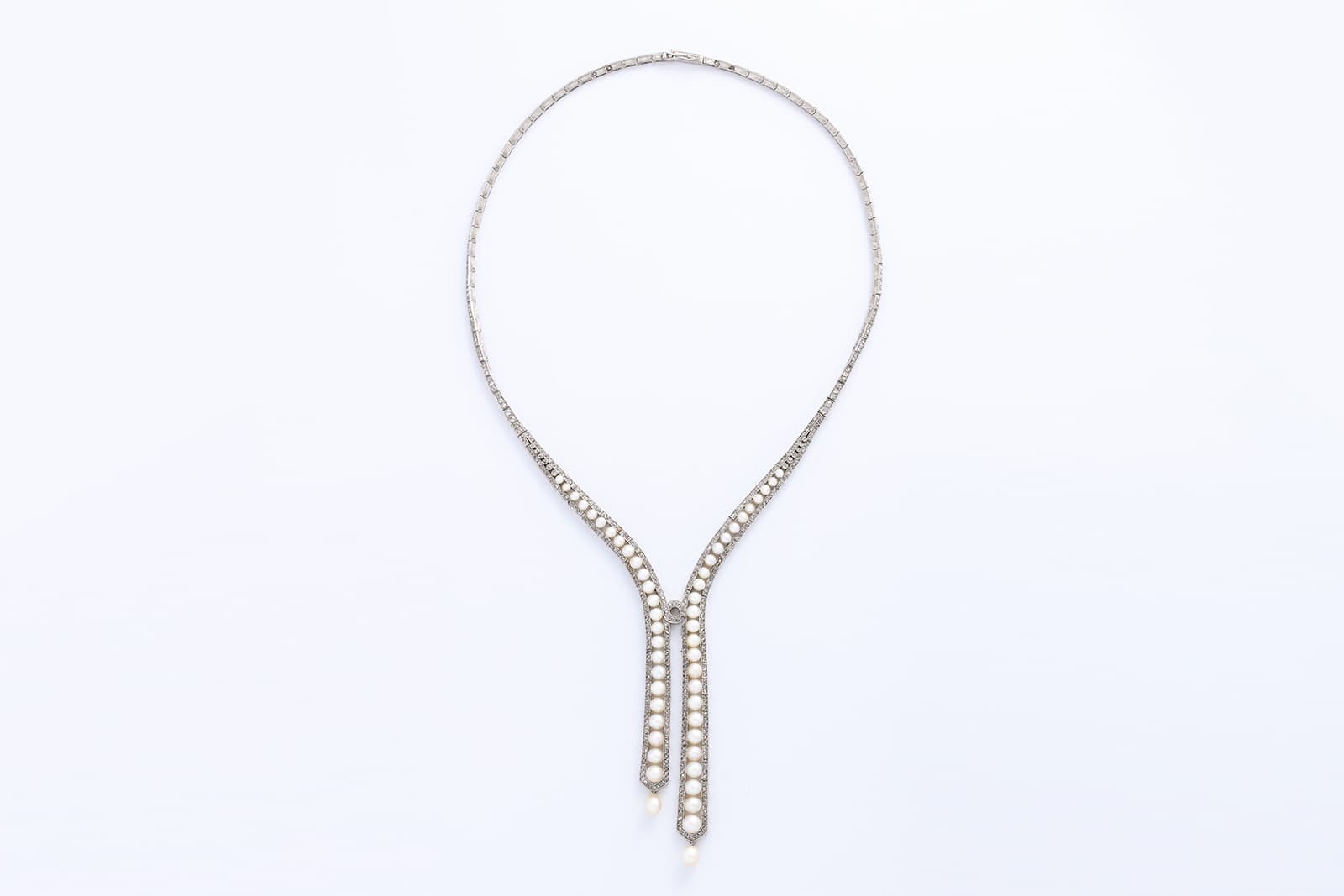  Offered by A la Vieille Russie, necklace with natural pearls and diamonds in white gold circa 1910
