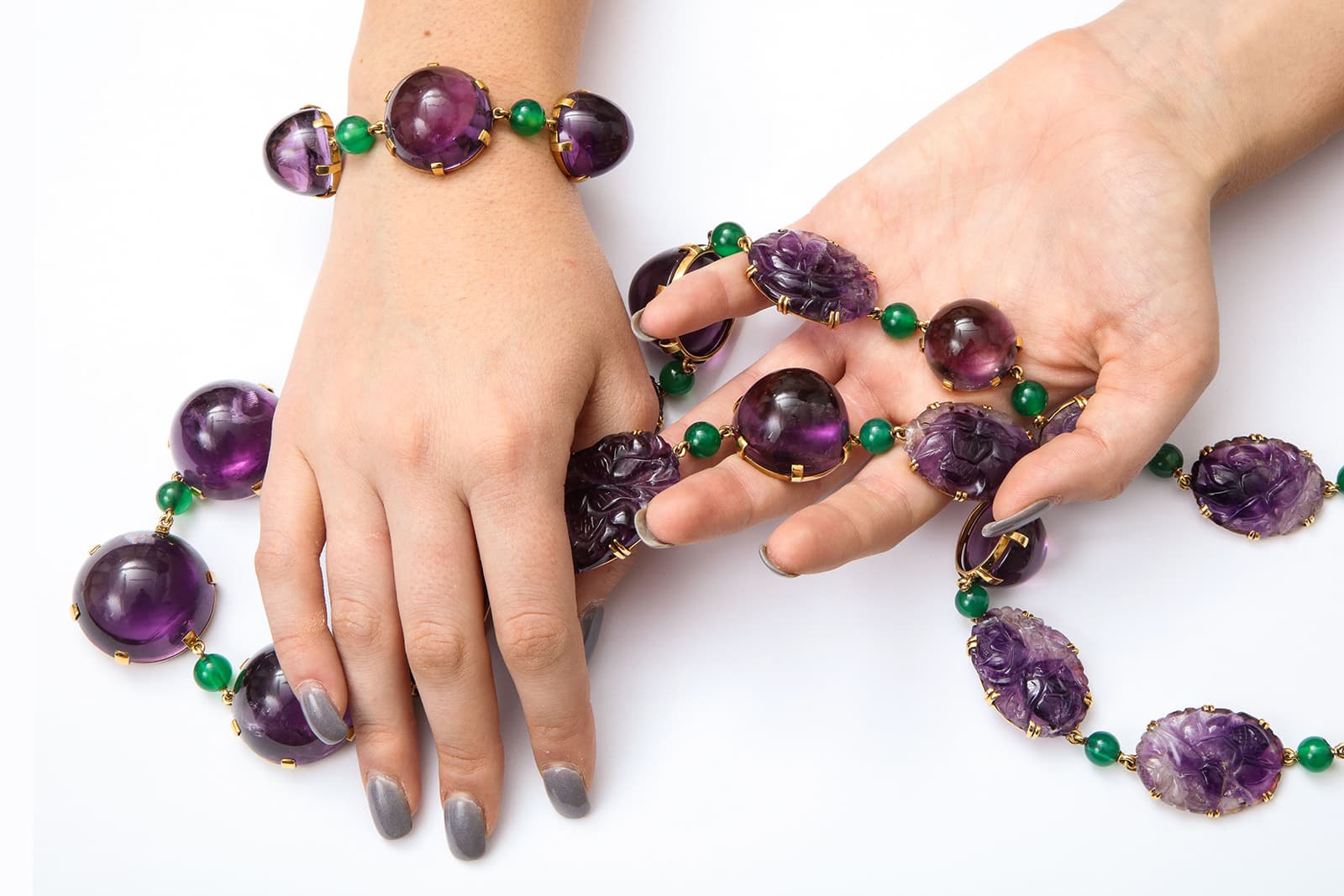 Offered by A la Vieille Russie, René Boivin necklace and bracelet with carved amethyst and chrysoprase beads in yellow gold