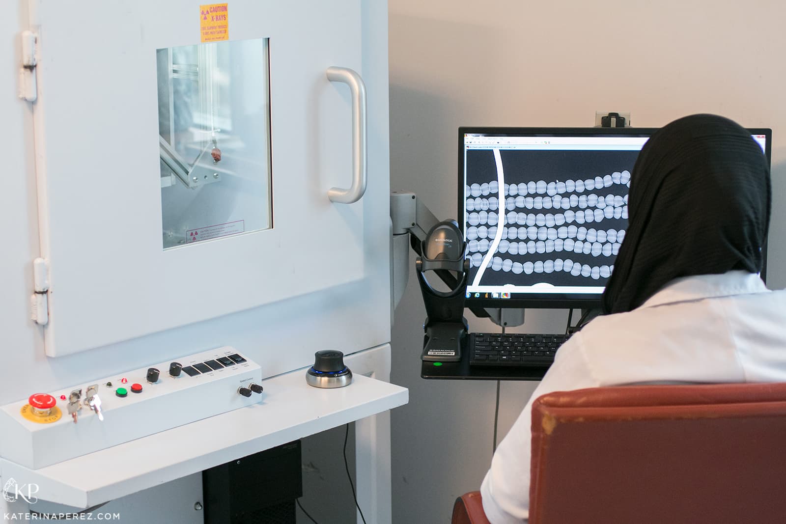  After pearls are all laid out neatly, they are placed in X-Ray machine for tests and the results are seen on the screen