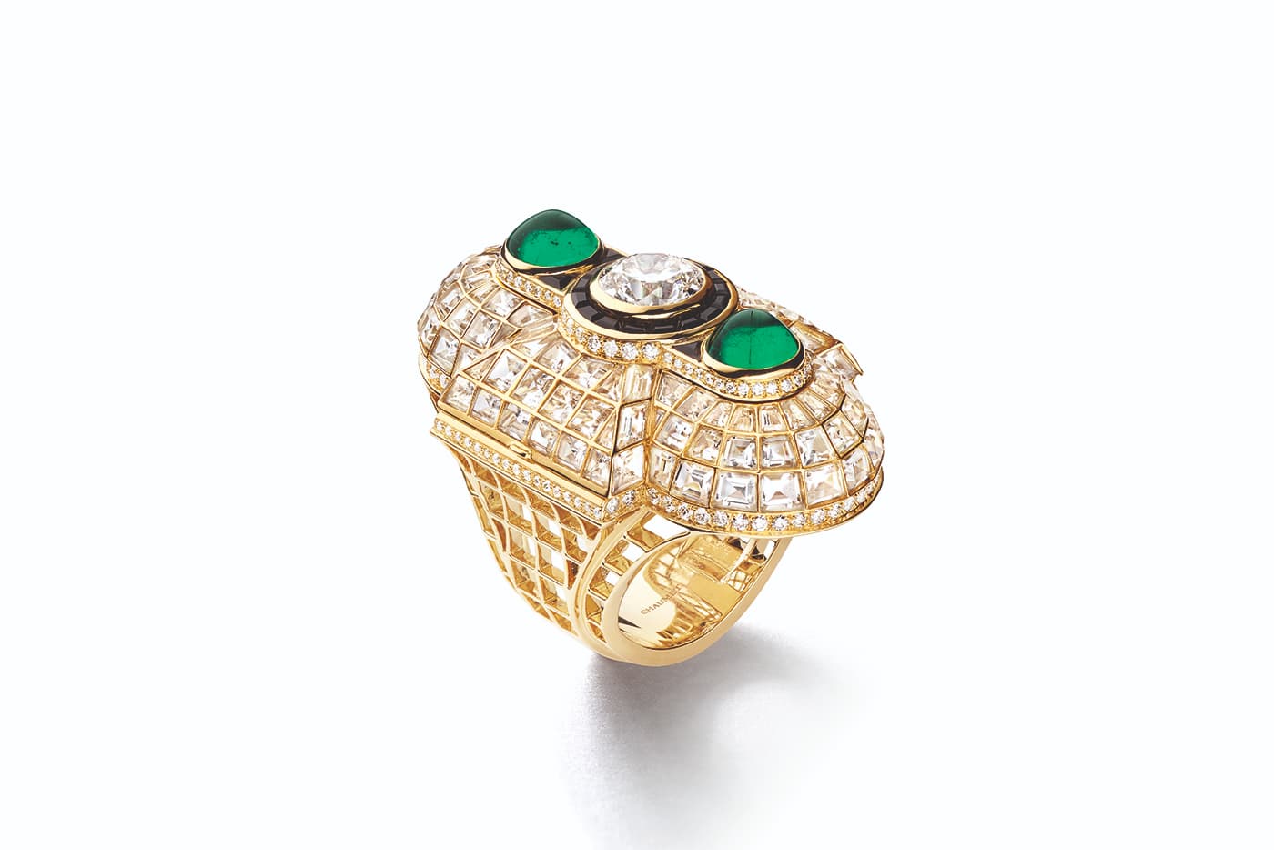  Chaumet Oriane ring with a round brilliant diamond of 2.01 cts, two Zambian emeralds of 1.35 cts and 1.25 cts and rock crystal