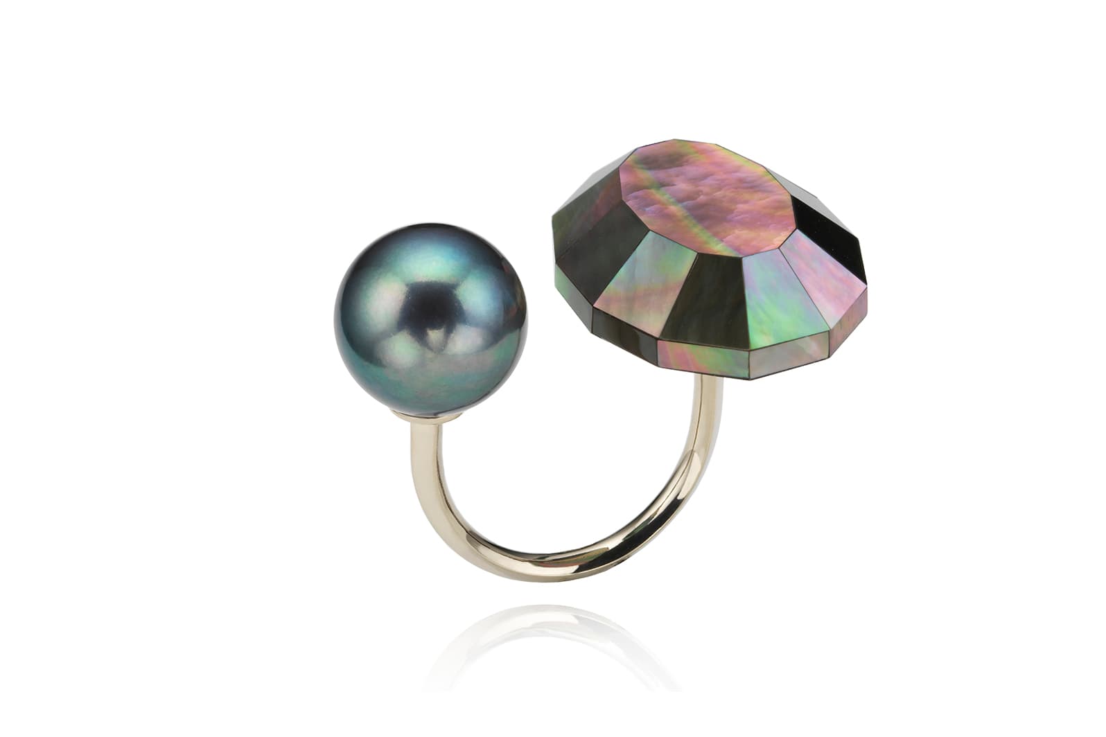  Melanie Georgacopoulos Peacock Oval ring with Tahitian pearl and mother of pearl in white gold