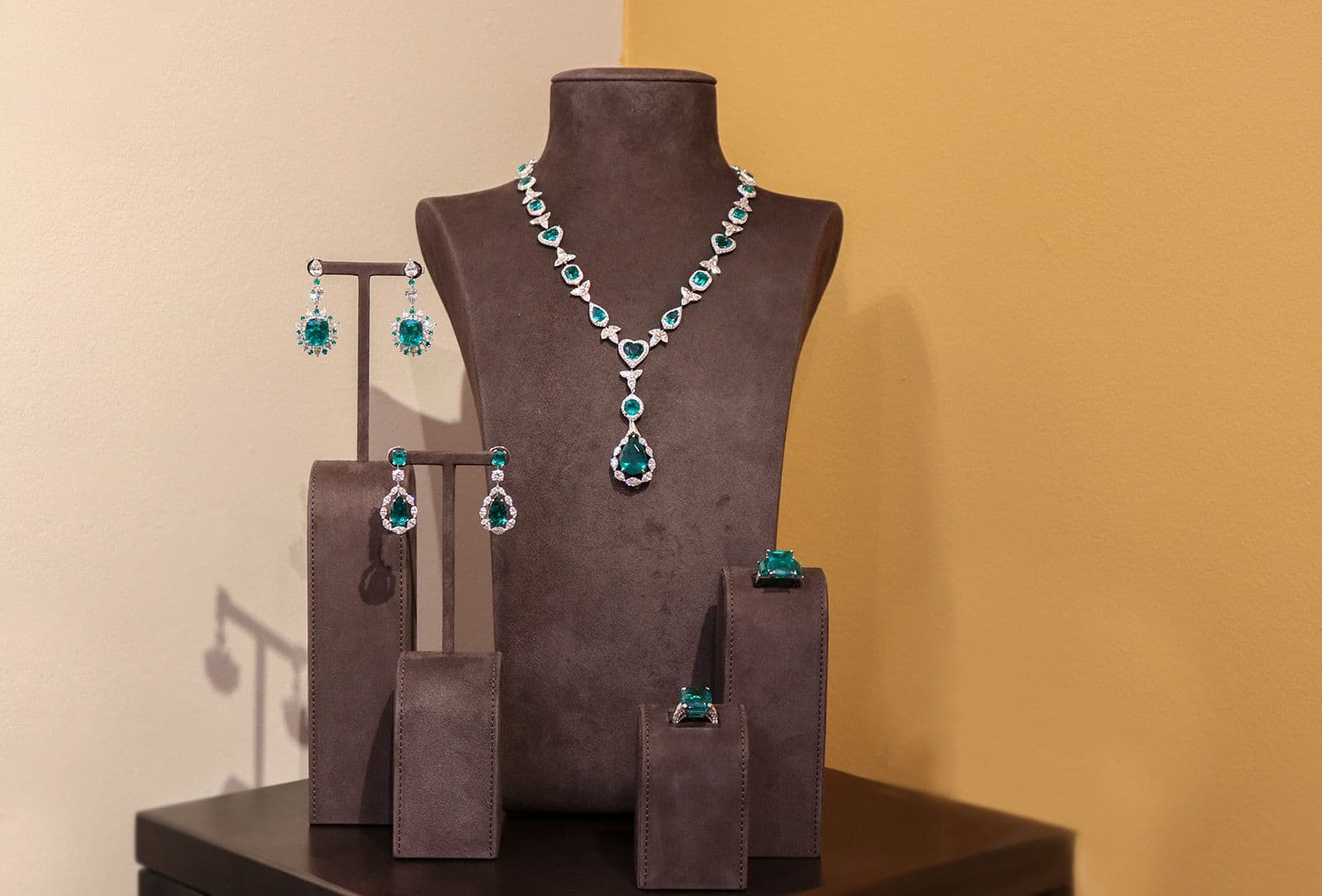 David Morris  jewellery suite with emeralds and diamonds at the Dickinson Gallery