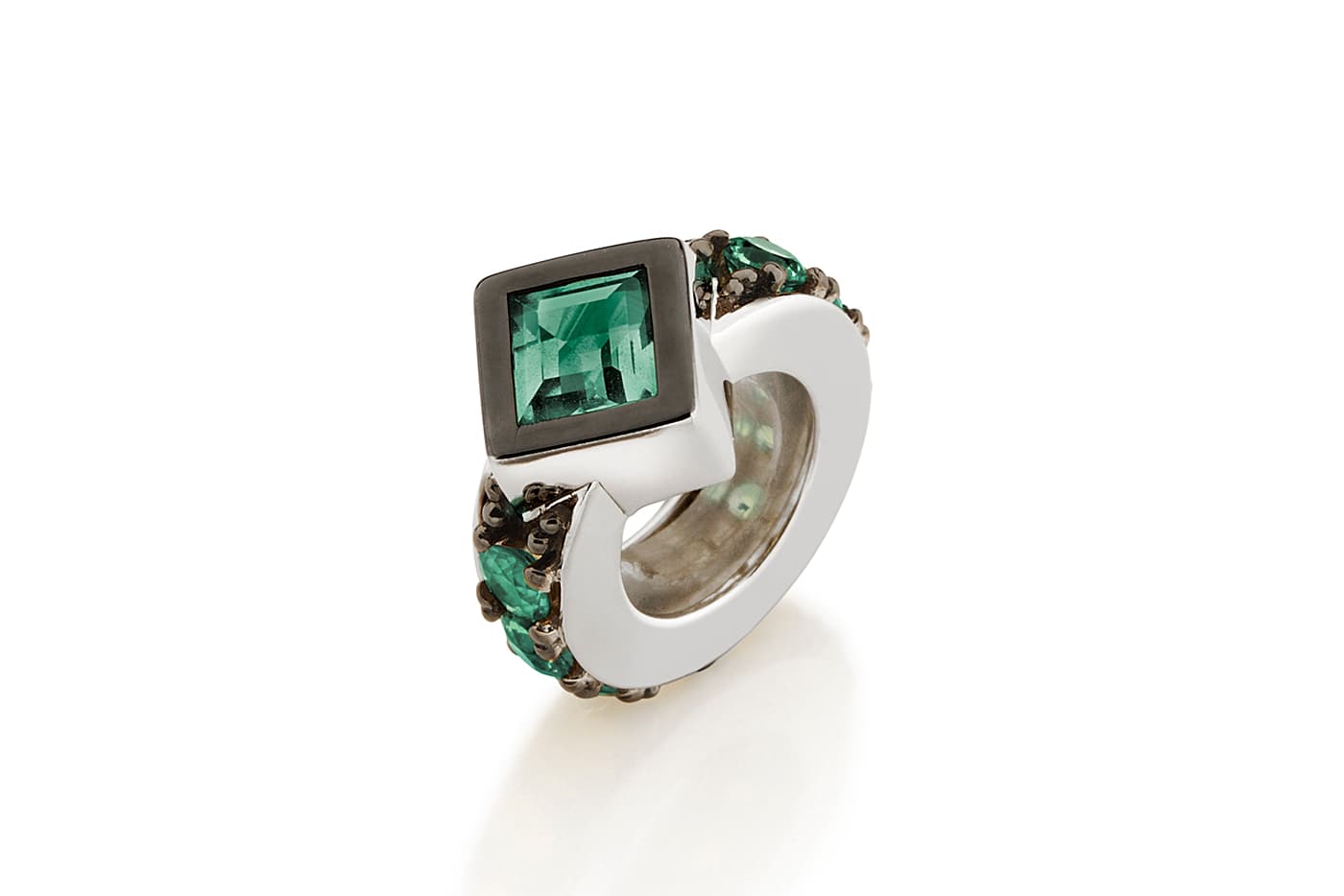  Bia Tambelli's B-Tech Charm with emeralds