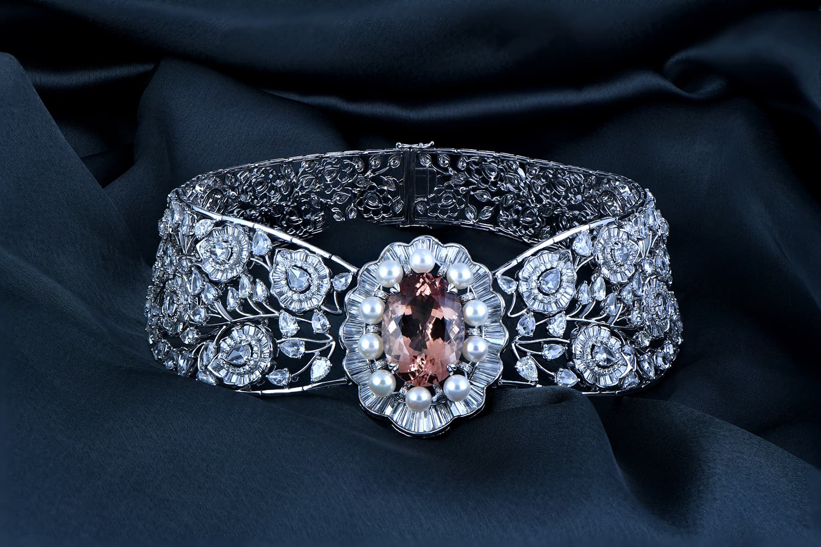 Jaipur Gems Dazzling Diamonds collection chocker with a morganite and pearls set in white gold
