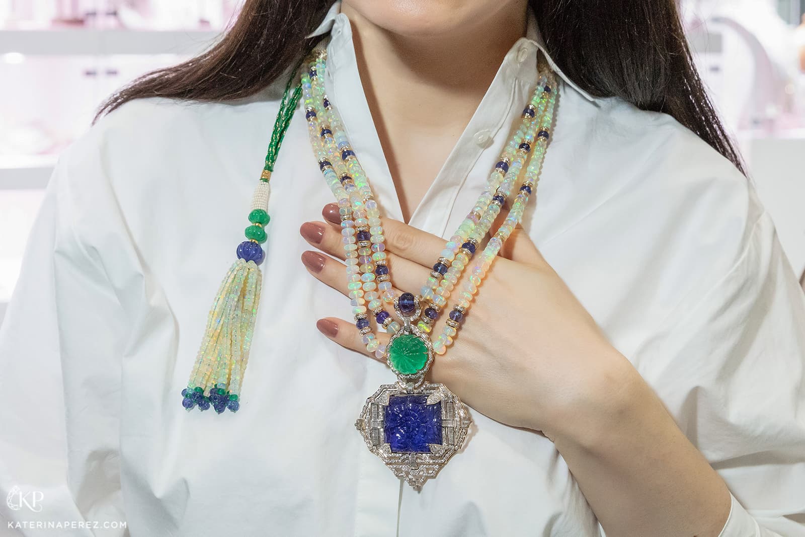  Exquisite Fine Jewellery sautoir with tanzanites, emeralds, opals, pearls and diamonds in yellow gold