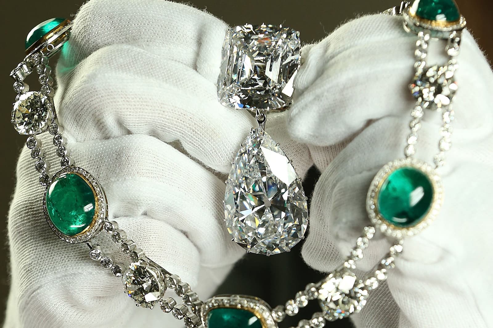 The Cullinan Diamonds brooch, Cullinan VII Delhi Durbar necklace and Cullinan pendant. Image by Samir Hussein