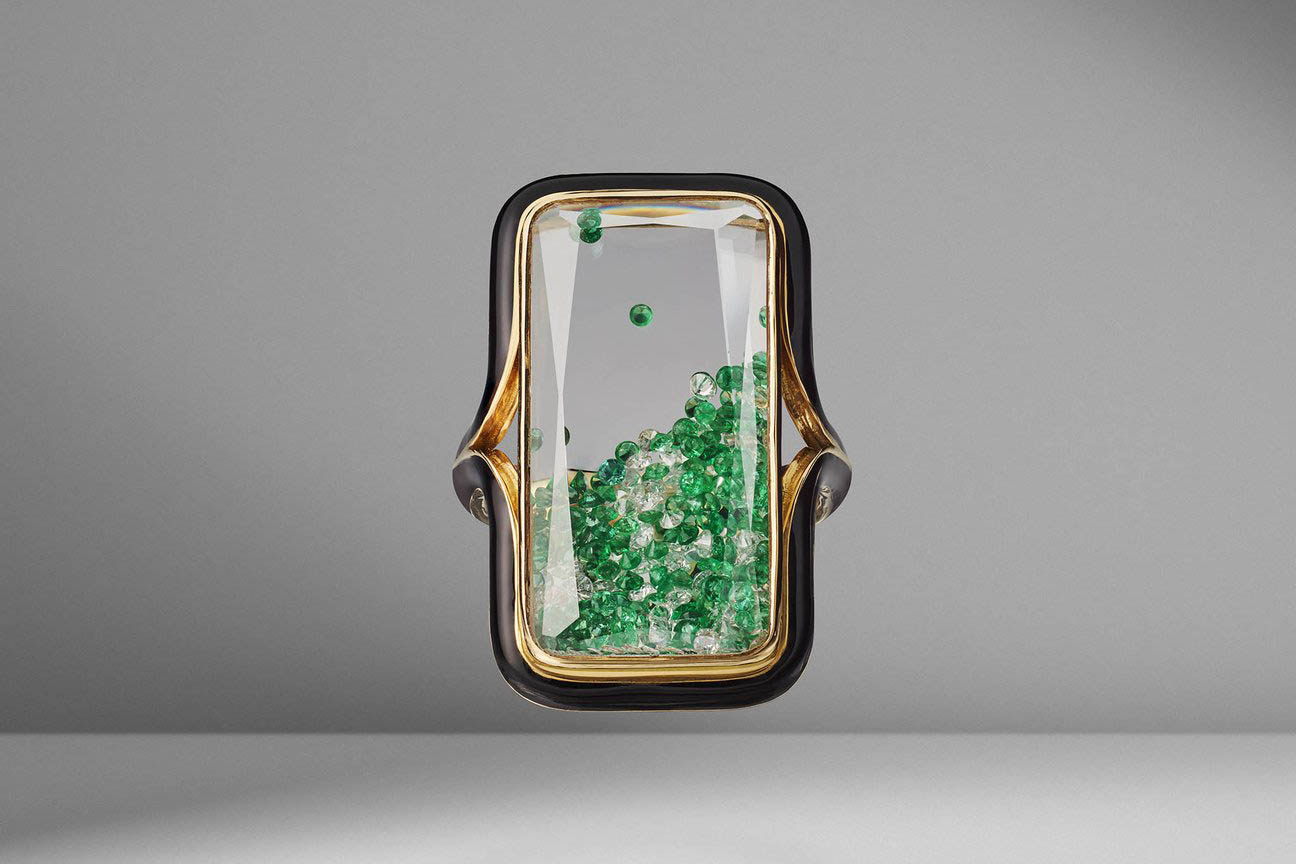 Moritz Glik ring with sapphire glass, emeralds and diamonds in yellow gold and lacquer