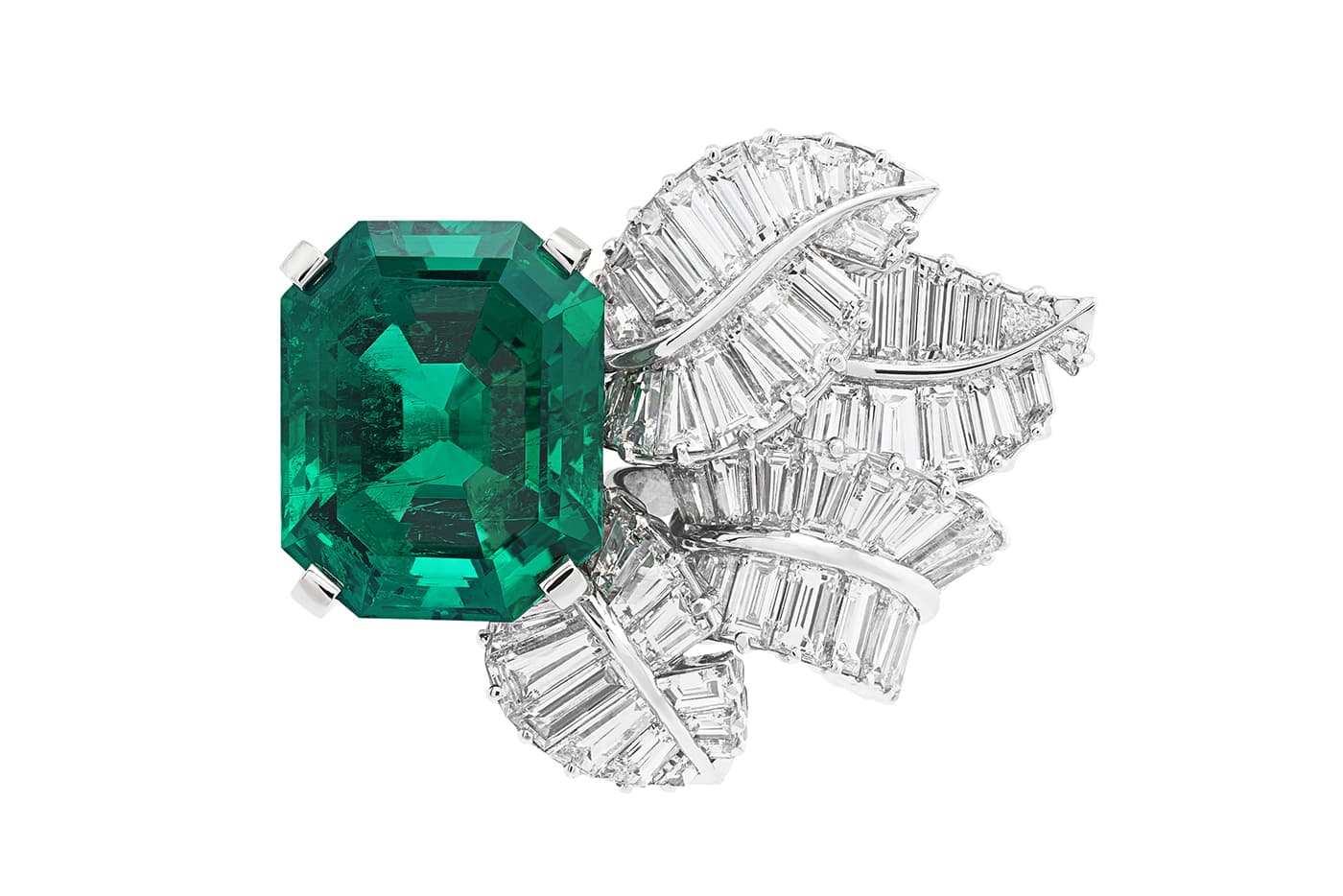Van Cleef & Arpels 'Canopy' ring with emerald and diamonds in white gold