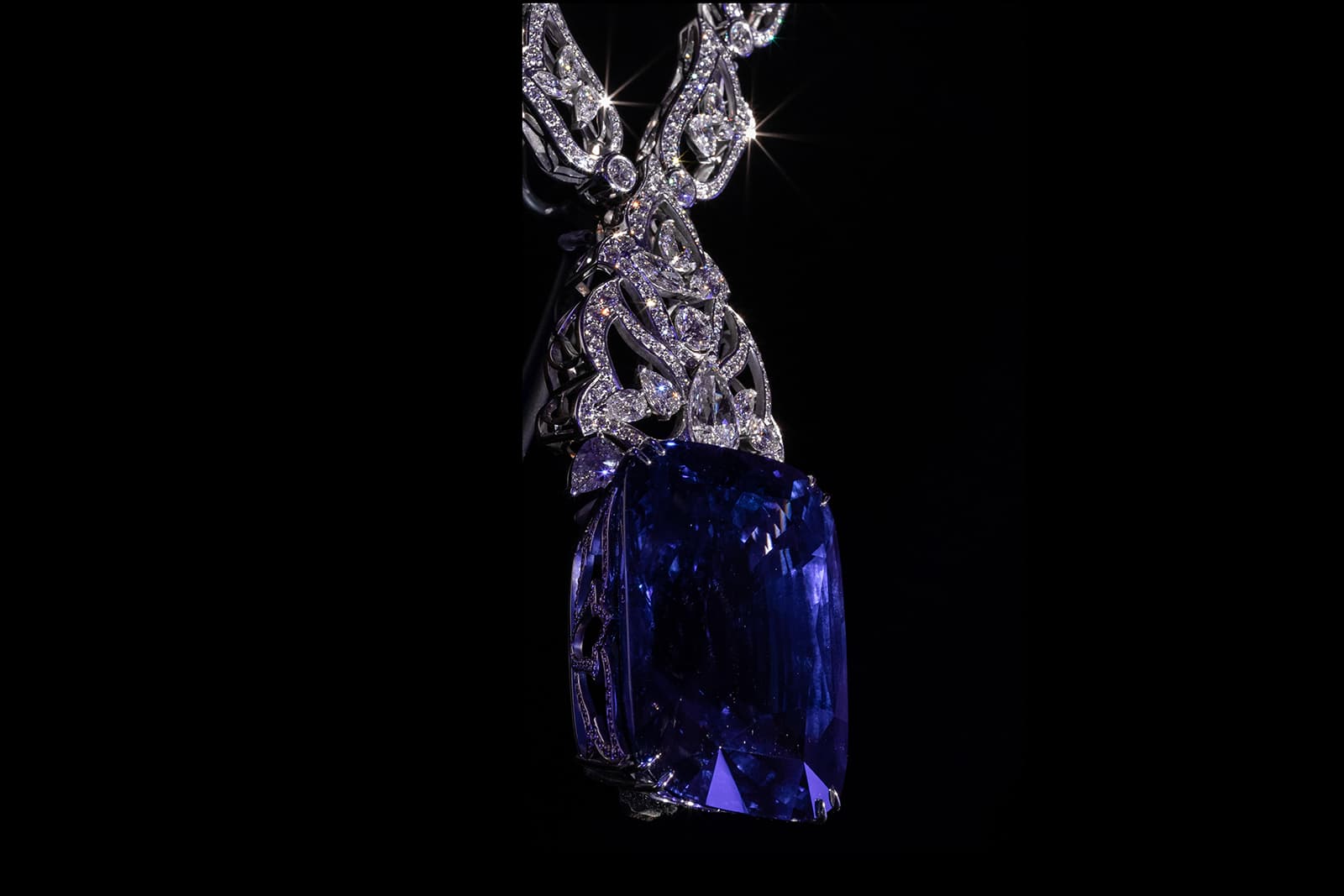  Henn of London 'Siren of Serendip' necklace with 422.66ct blue sapphire, central 4.02ct pear cut diamond and accenting diamonds totaling 36.30ct in white gold and platinum 