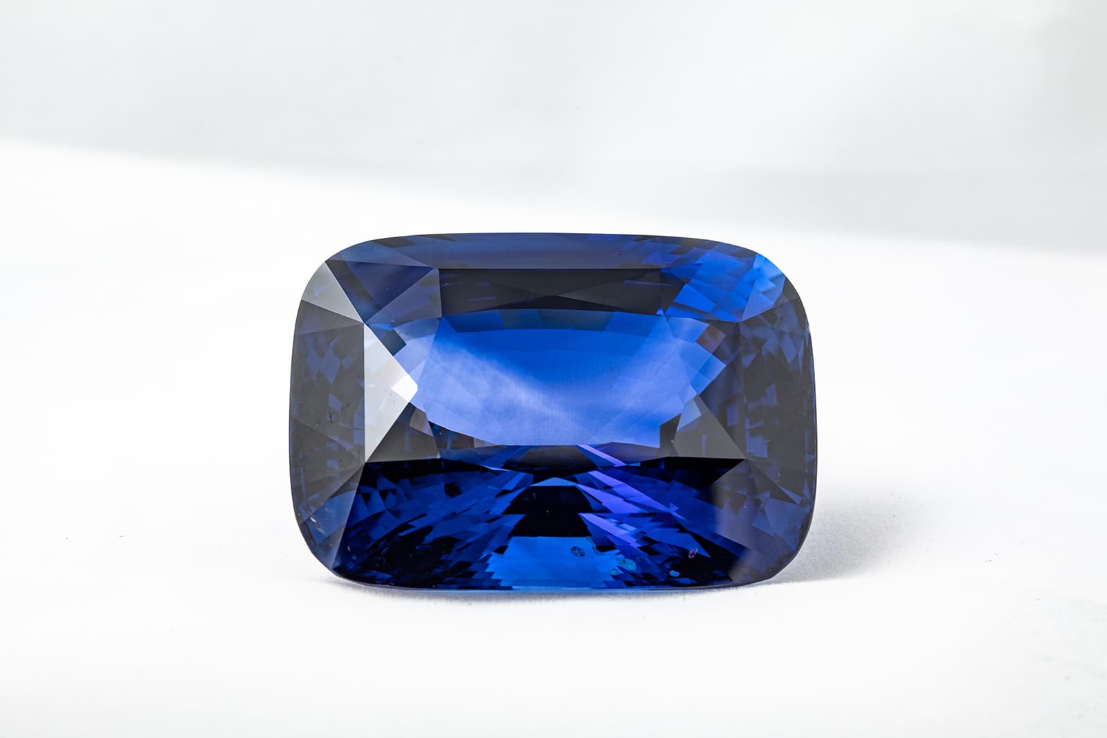 Синий сапфир 'Siren of Serendip' 422.66ct