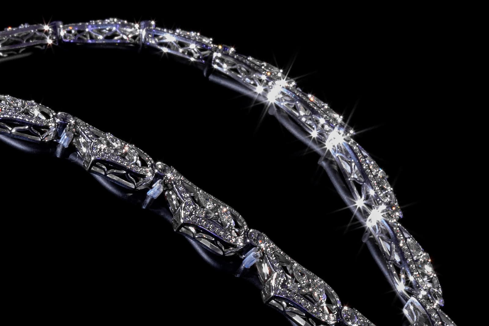  Henn of London 'Siren of Serendip' necklace with accenting diamonds totaling 36.30ct in white gold and platinum 