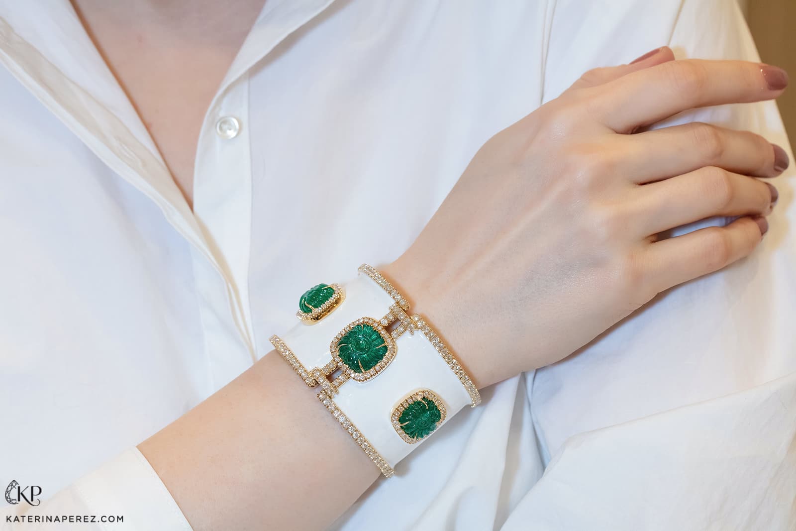 Veschetti cuff with emeralds, diamonds and enamel in yellow gold