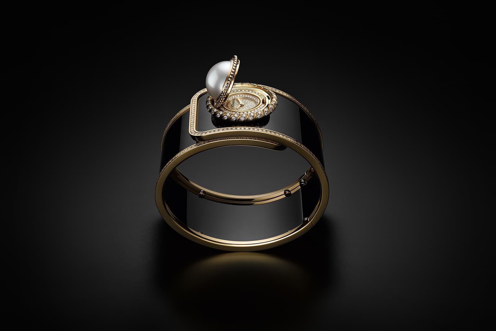  The concealed snow-set dial glistens with 142 diamonds 