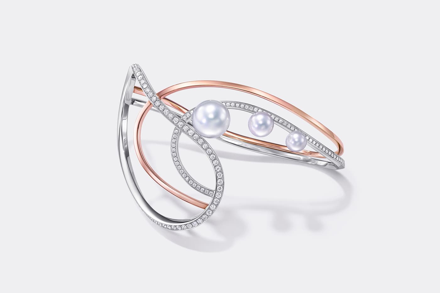  Tasaki Atelier Nacreous pearl and diamond bracelet in white gold and SAKURAGOLD™