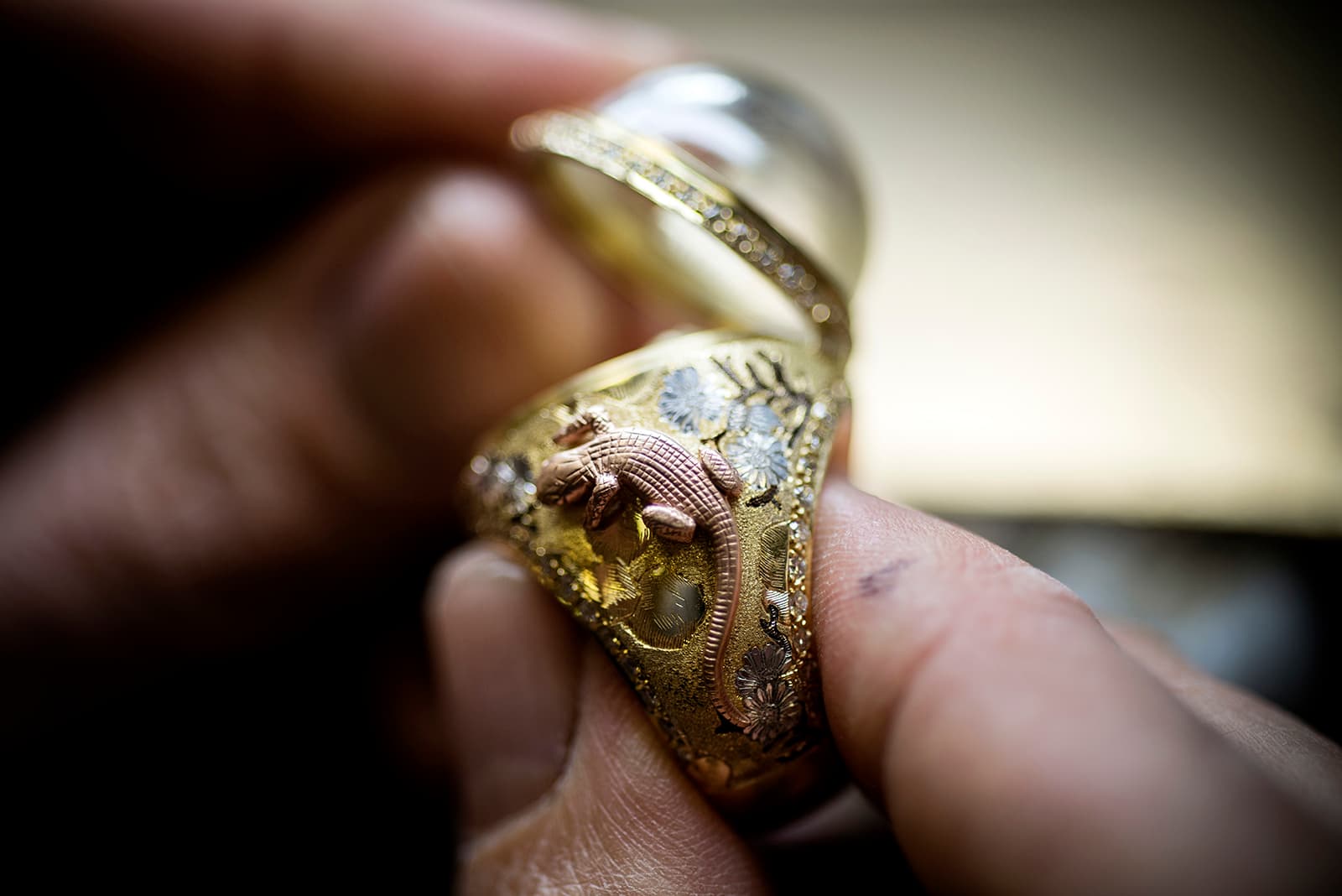  The gold is engraved with desert scenes