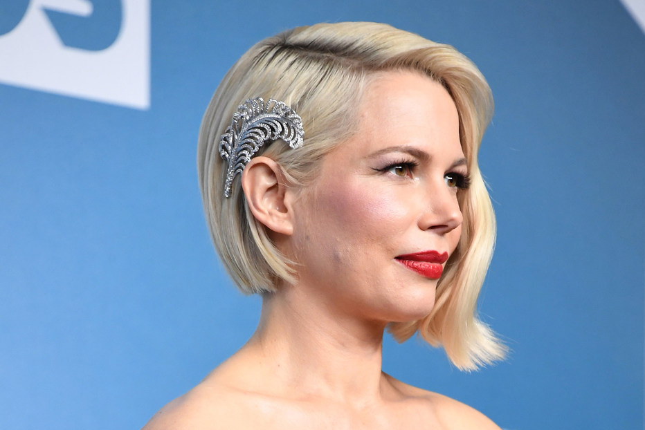 Michelle Williams wearing a Forevermark feather barrette with 6cts of diamonds