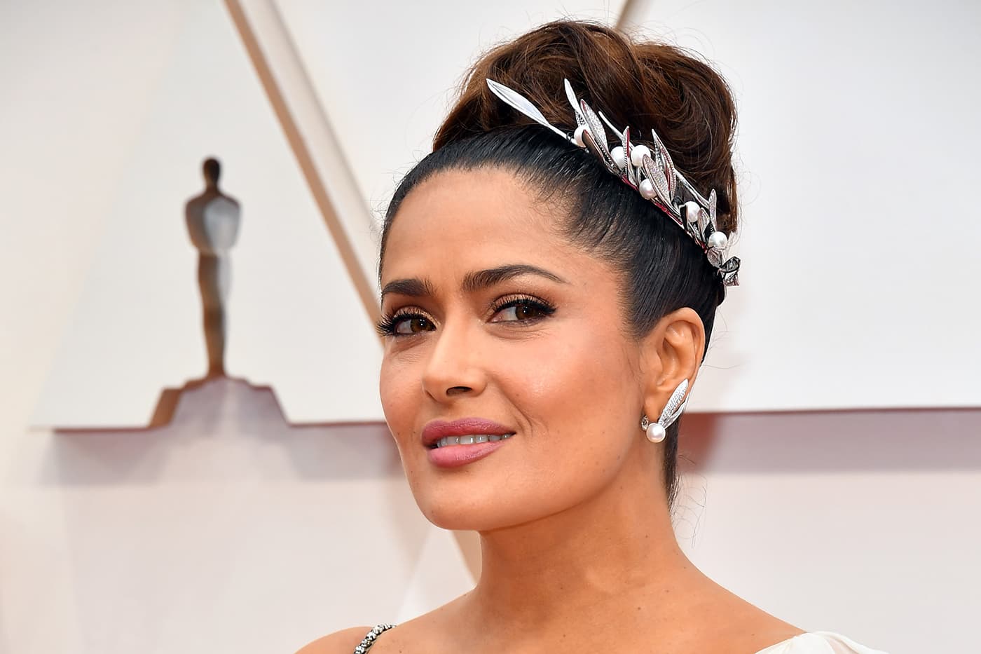  Salma Hayek wearing Boucheron Feuilles de Laurier necklace as headpiece and earrings, both with diamonds and pearls in white gold