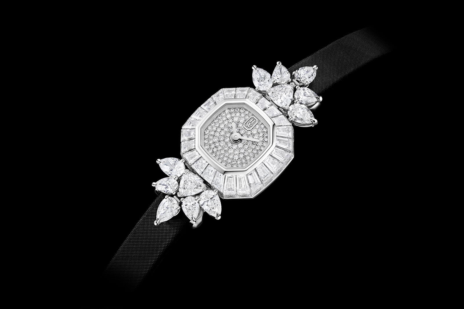  Pear and trilliant-cut diamonds are combined to form Harry Winston's iconic cluster motif