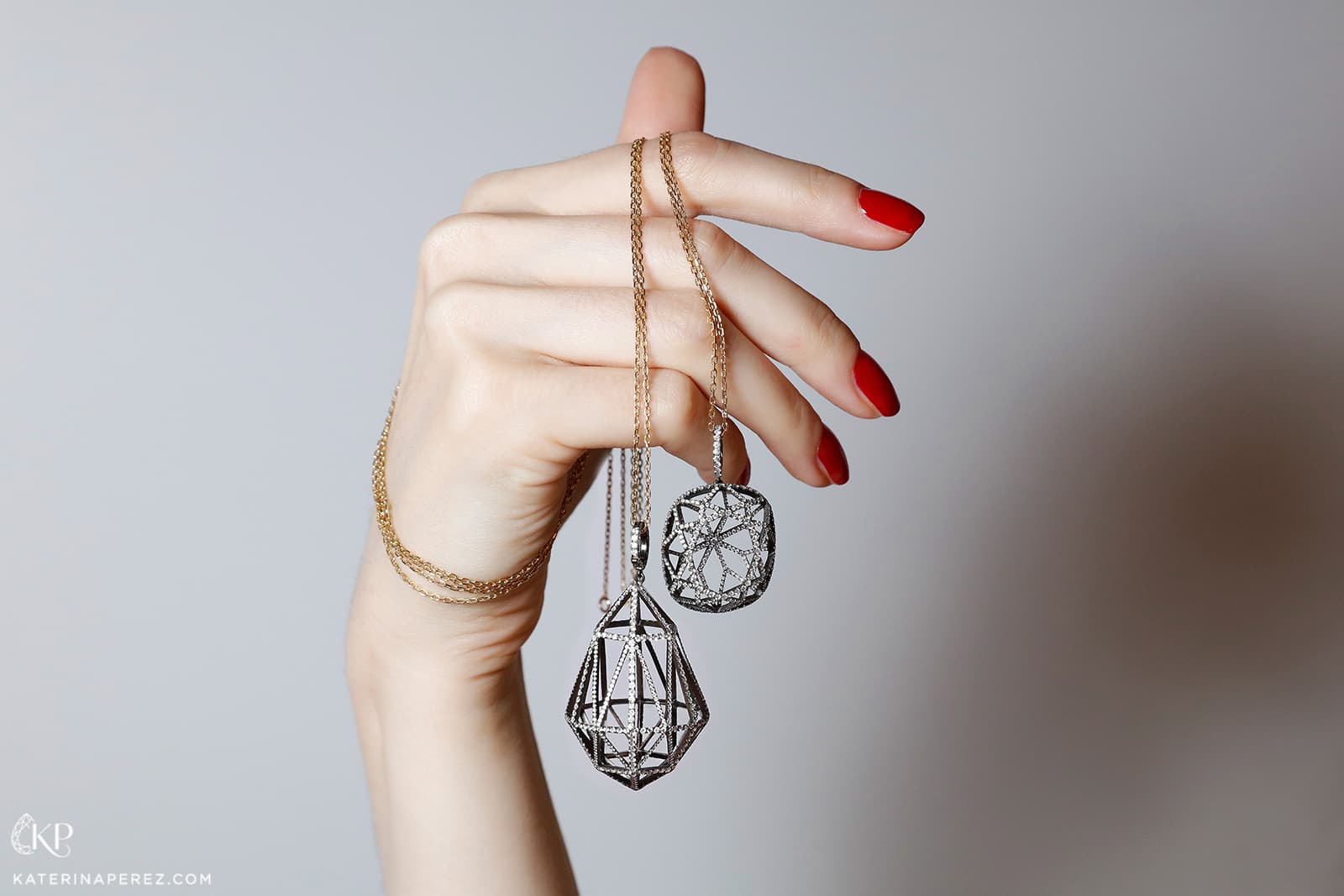  NUUN Jewels Johara pendants in black gold and diamonds