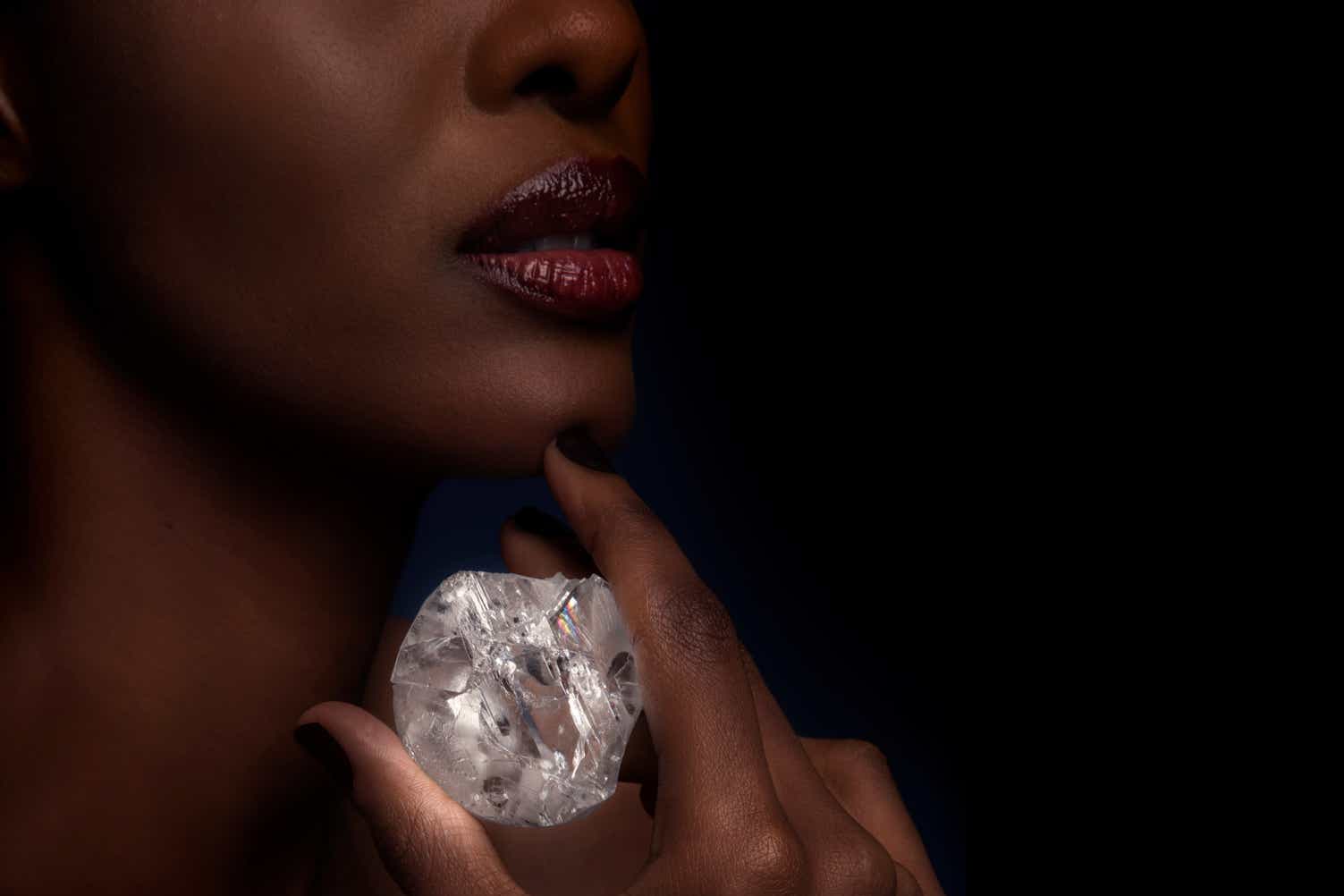 Дикость неограненные алмазы. Обещание Лесото Алмаз. Девушка с большим бриллиантом. Девушка в бриллиантах. Большой Алмаз в руках.