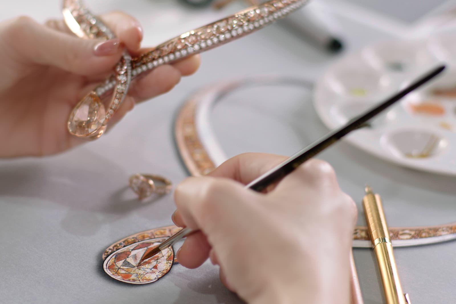 Три потрясающих ювелирных изделия, созданных азиатским дизайнером ювелирных украшений Анной Ху, будут проданы на онлайн аукционе Christie's ‘Diamonds That Care’