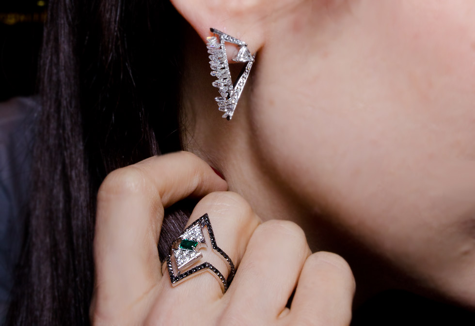 Кольцо с бриллиантами и изумрудами и бриллиантовые серьги от Никоса Коулиса
