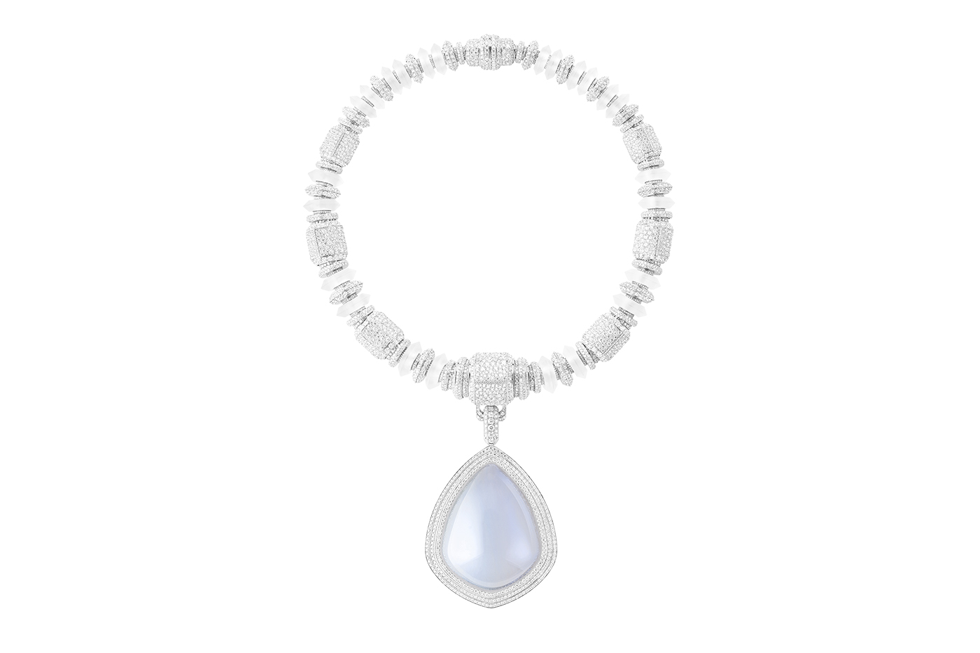  Incredibly light yet also very fragile, Claire Choisne placed the bluish aerogel in a rock crystal shell to protect it