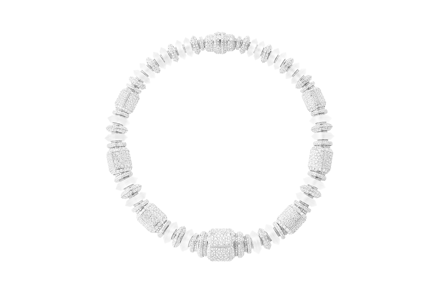  The Gouette de Ciel necklace is transformable, and the short necklace can be worn independently of the pendant